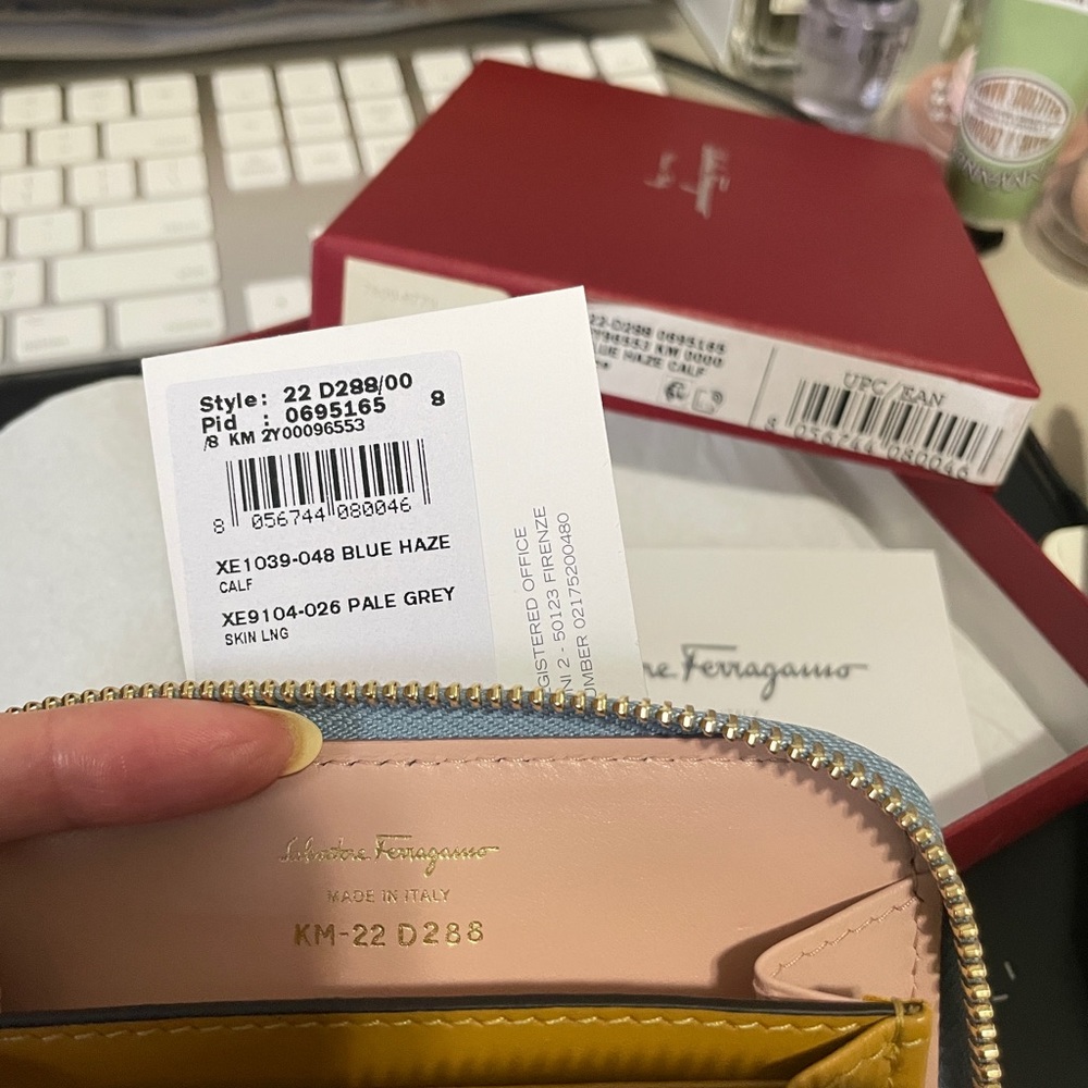 Salvatore Ferragamo Bow Cardholder - Picture 9 of 10